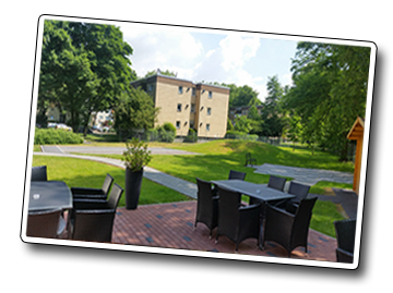 Bild vom Garten des Caf�s Marienk�fer mit den abgebildeten Spielm�glichkeiten